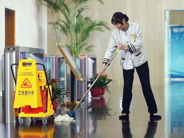 為什么現(xiàn)在很多企業(yè)保潔選擇托管，而不是自招呢？
