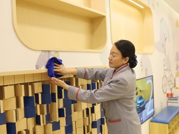 為什么現(xiàn)在學(xué)校都把清潔工作都外包了？